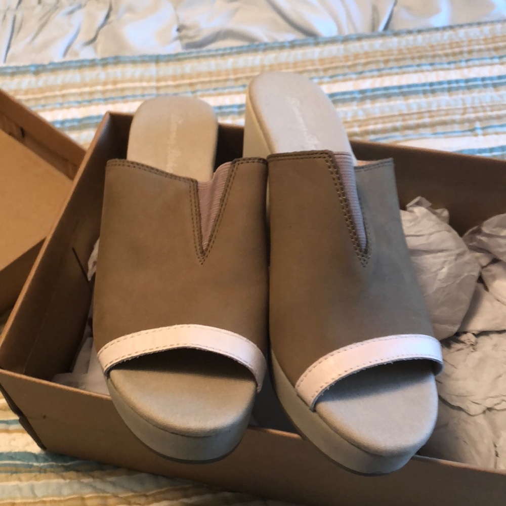 Tommy Bahama new in box platform shoes